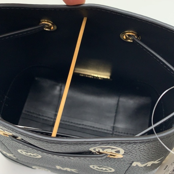 MICHAEL KORS
Mercer Small Logo Embossed Leather Bucket Bag
COLOR BLACK
NWT - Picture 11 of 16